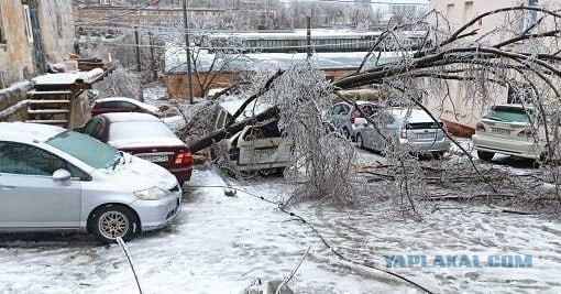 Во Владивостоке на автомобиль Nissan X-Trail, стоящий возле дома на Нейбута, 34, упала бетонная плита