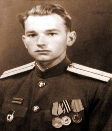Корабль прощался с нами. В трюмах истошно кричали женщины…Он был свидетелем Таллинского перехода.1941 год