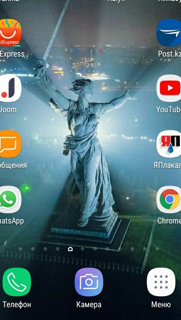 У кого что стоит на заставке телефона?