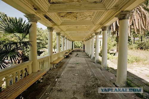 Заброшенный вокзал в Гаграх (12 фото)