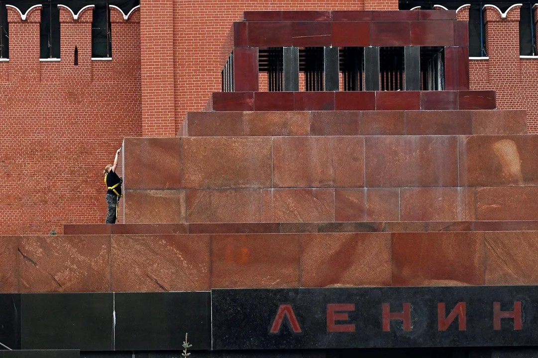 Автор мавзолея ленина. Мавзолей Ленина в Москве. Мавзолей Ленина в Москве внутри. Мумия Ленина в мавзолее 2023. Ленин в мавзолее 1924.