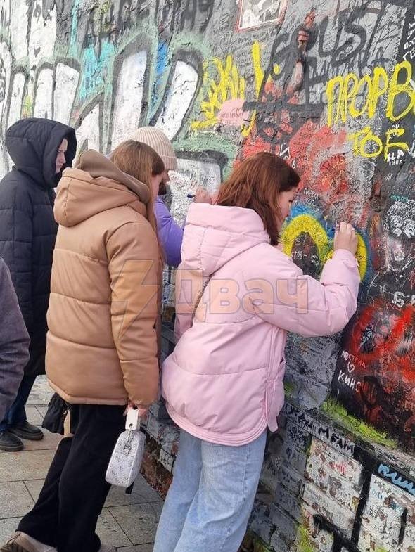 Стену Цоя на Арбате превращают в стену Паши Техника