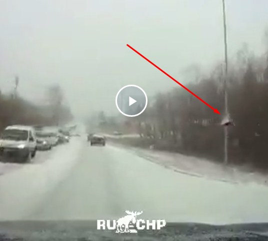 Видео столкновения с патрульной машиной на заснеженной трассе в районе Нижнекамска в Татарстане
