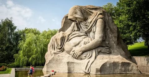 Странный памятник скорбящим матерям у храма Минобороны РФ