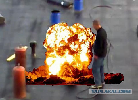 Челябинские рабочие нагревают баллон с газом