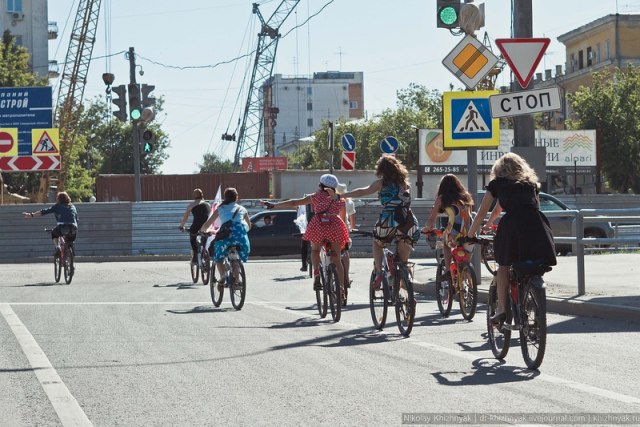 Мотоциклист прикололся по доброму при езде