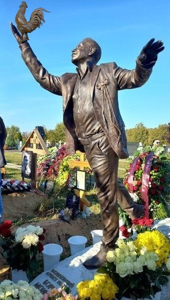 В годовщину смерти Бориса Моисеева на Троекуровском кладбище певцу открыли памятник