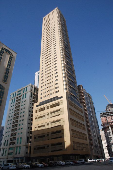 В Шардже, ОАЭ, горит 48-этажный небоскреб