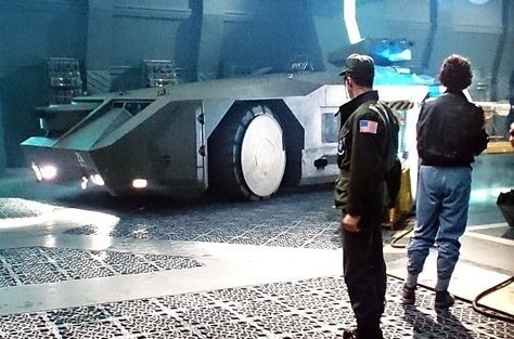 Первые серийные Tesla Cybertruck приехали в дилерский салон