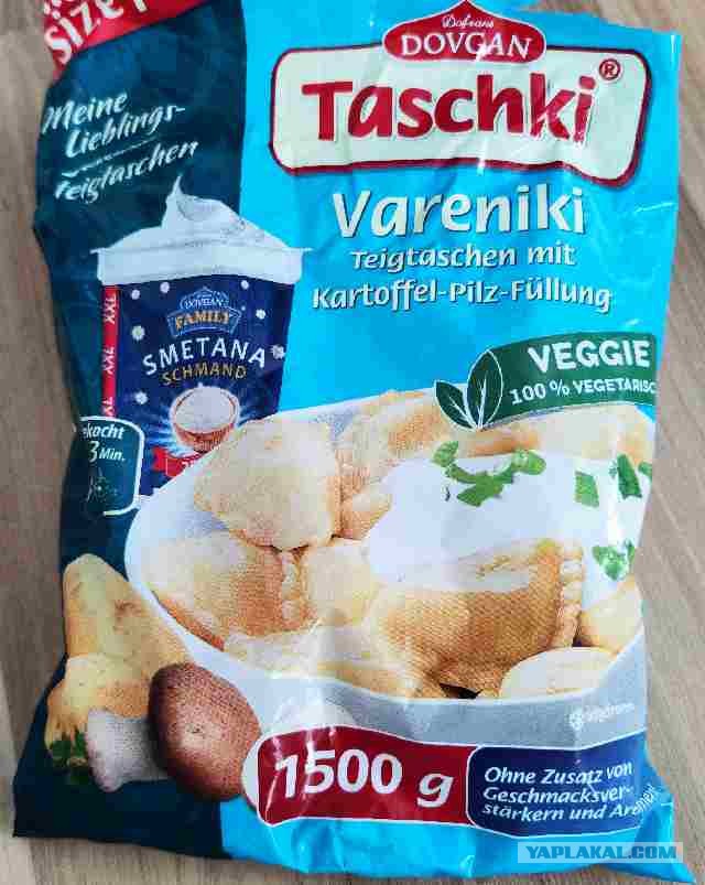 Молоденькая Александра Довгань играет без нот и подпевает себе
