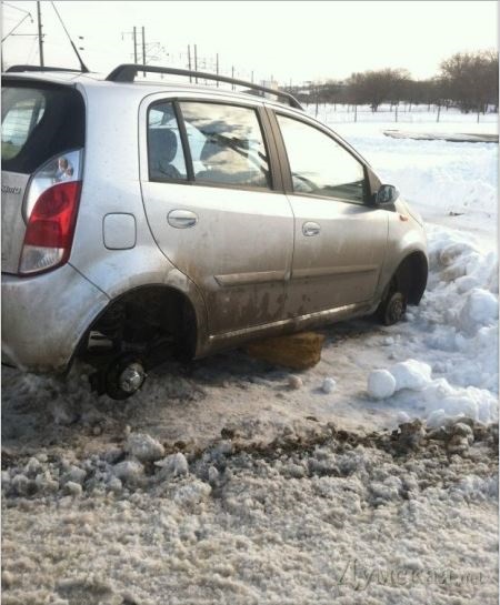 Под Одессой разграбили десятки брошенных в снегу