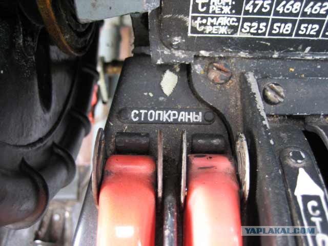Почему у паровоза колеса красные?