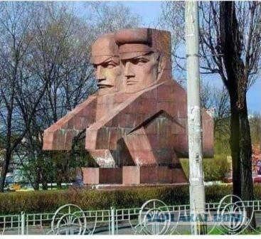 Советские монументы и уличные памятники