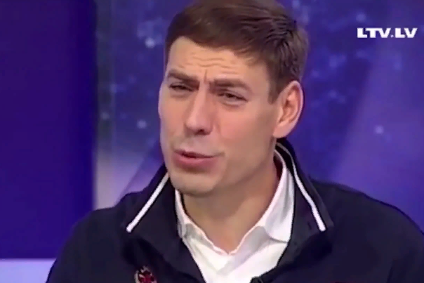 Том Круз выполняет очередной безумный трюк
