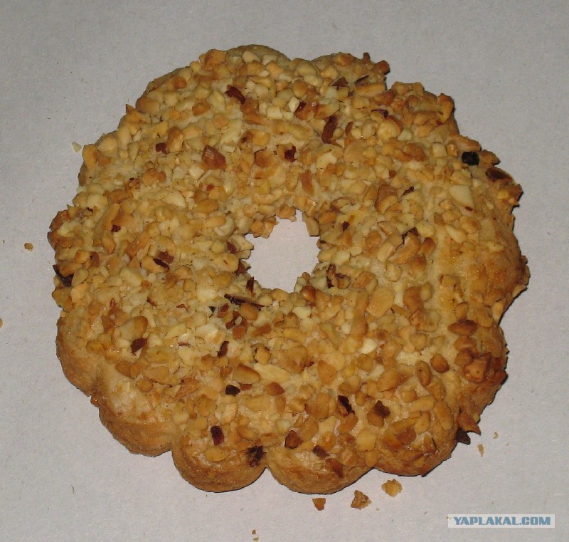 Коржик с орешками