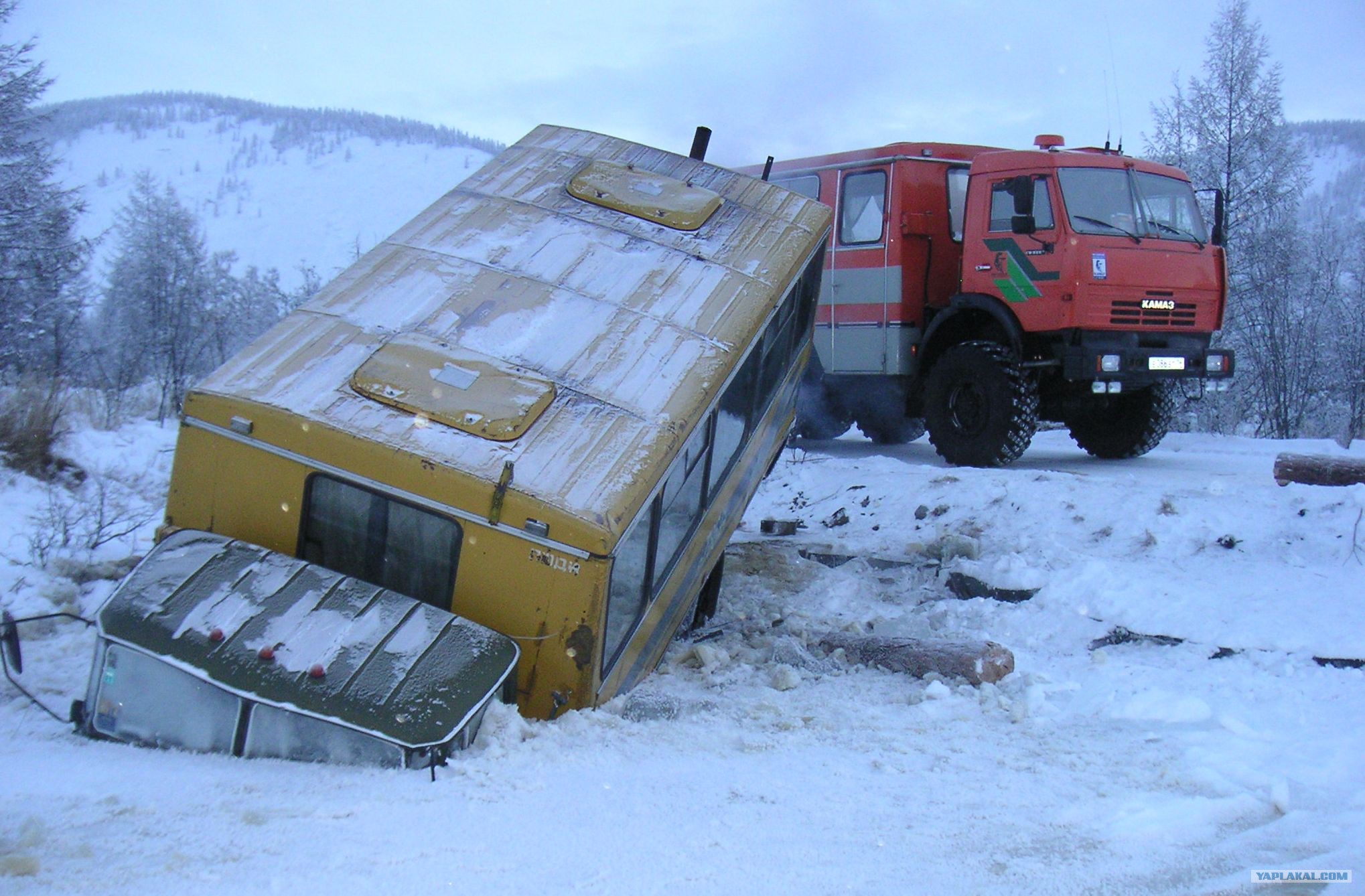 Урал 4320 вахтовка на зимнике