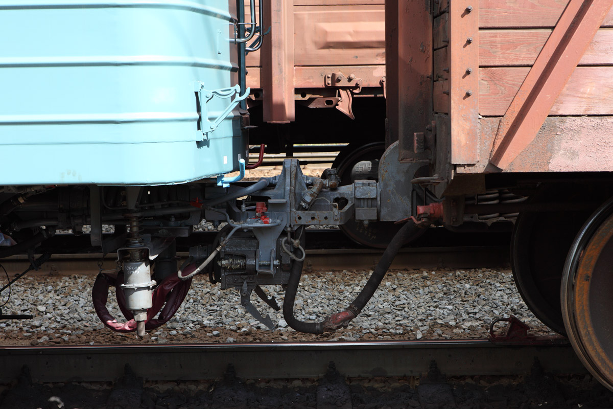 Соединение тормозных рукавов локомотива и вагона