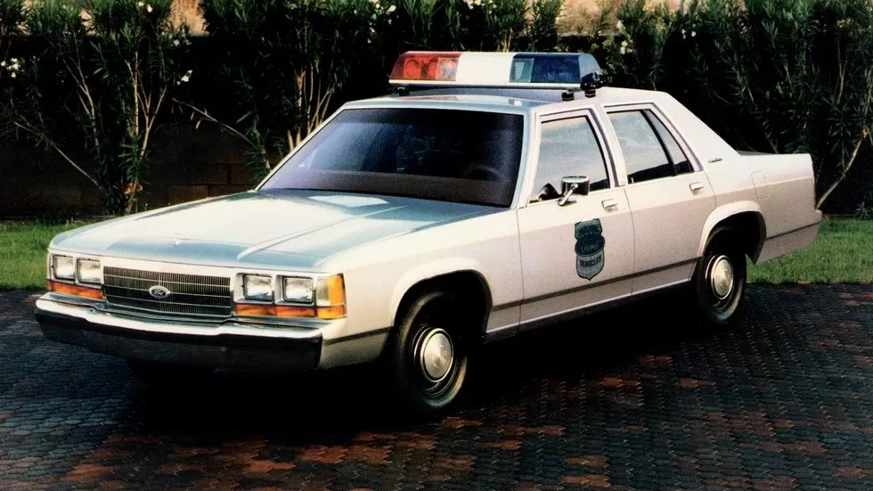 Полицейский автомобиль сша 1990. Смотреть фото Полицейский автомобиль сша 1990. Смотреть картинку Полицейский автомобиль сша 1990. Картинка про Полицейский автомобиль сша 1990. Фото Полицейский автомобиль сша 1990