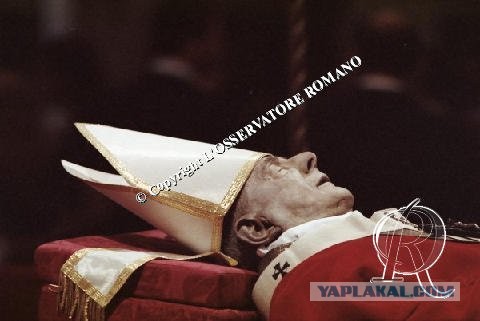 У гроба Папы Иоанна Павла II
