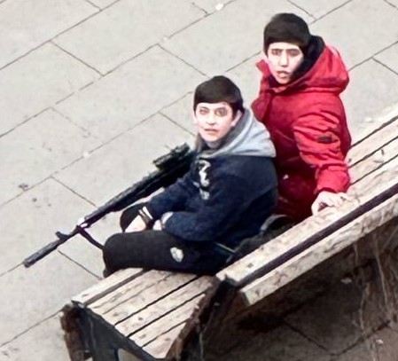 В Москве на Долгопрудной аллее ходят двое братьев и стреляют в прохожих из пневматики
