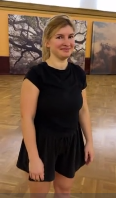 Сядь на пол не сгибая колен
