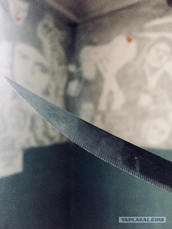 После небольшого "тюнинга" закопченный и прокуренный московский подъезд стал арт-объектом