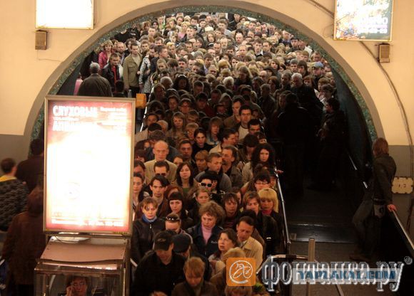 Давка в метро. Мозаика на станции метро адмиралтейская. Час пик в метро спб. Василеостровская метро спб час пик. Часы в метро петербург.