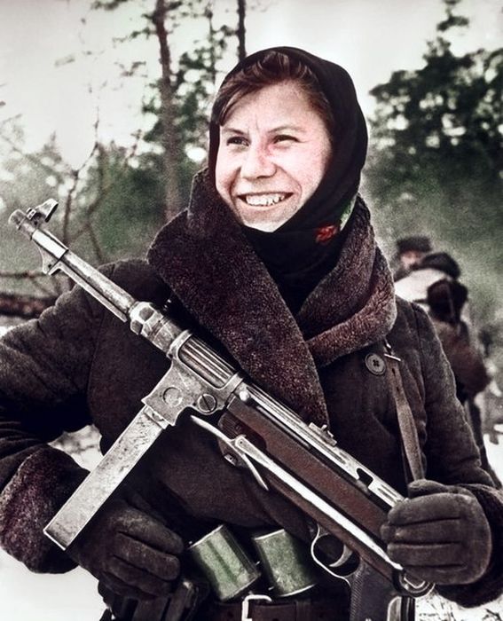 Женщины и война. Только улыбки