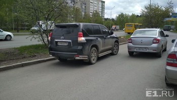 В Екатеринбурге водитель Toyota Land Cruiser поругался с медиками и сбил водителя скорой помощи