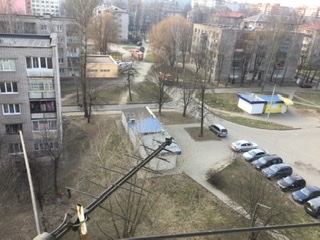 Давайте фото у кого какой вид из окна на оживленные улицы городов в настоящий момент