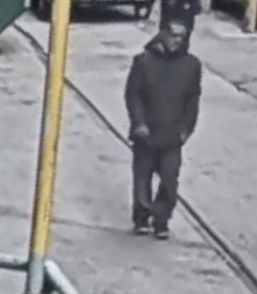Толпа копов долго бегала и уговаривала мужика бросить нож-в один момент у одного полицейского сдали нервы и он разрулил ситуацию
