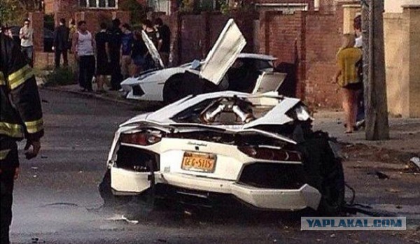 В Нью-Йорке Lamborghini Aventador разорвало попола