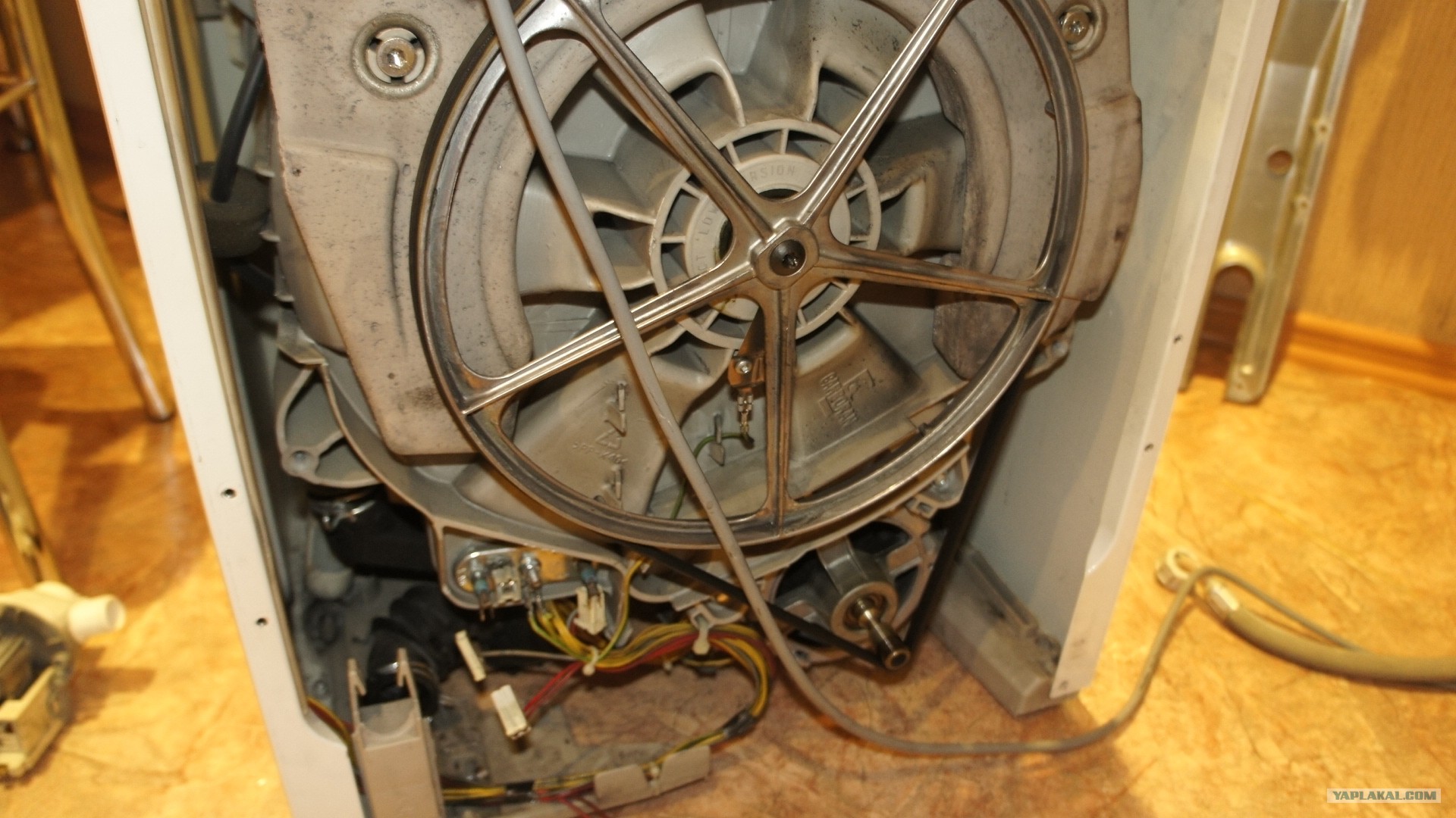 Старая стиральная машинка индезит. Разобрать стиральную машину Индезит. Электродвигатель стиральной машины Индезит 4105. Разобрать стиральную машину Занусси.