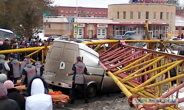 Башенный кран упал поперёк дороги, раздавив авто