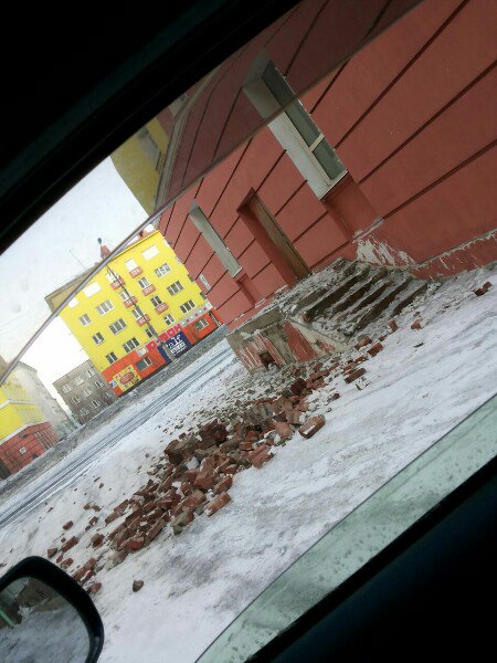 В Красноярском крае сильный ветер сорвал крышу с пятиэтажки