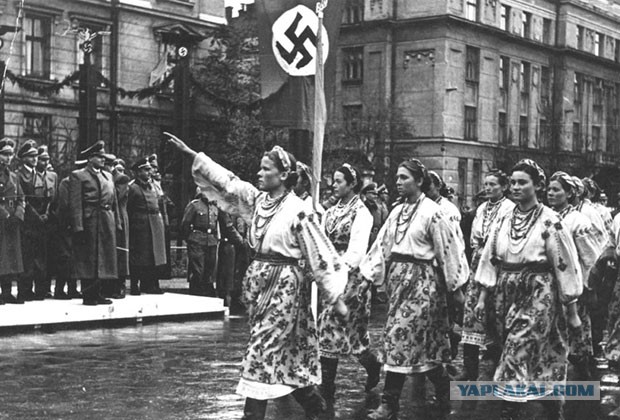 На Украине в годовщину начала ВОВ снесли памятники советским солдатам