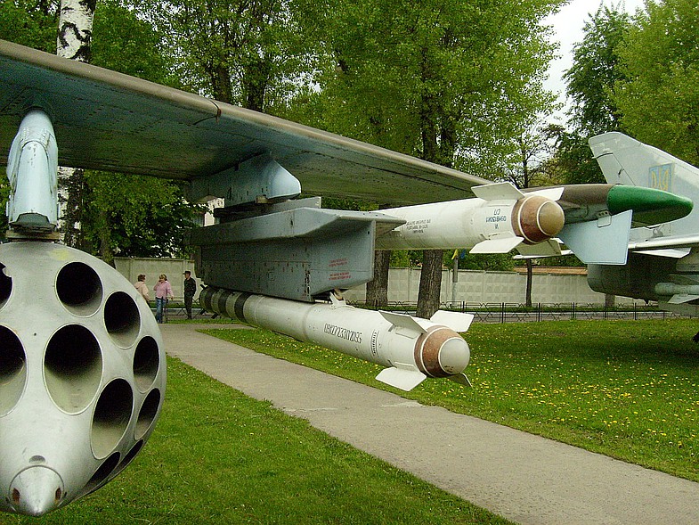 Сравнение р60 и р60 про. Су-25 с р-60. Су-25 АПУ-60-2. Ракета р-60м. Ракета р-60 на Су-25.