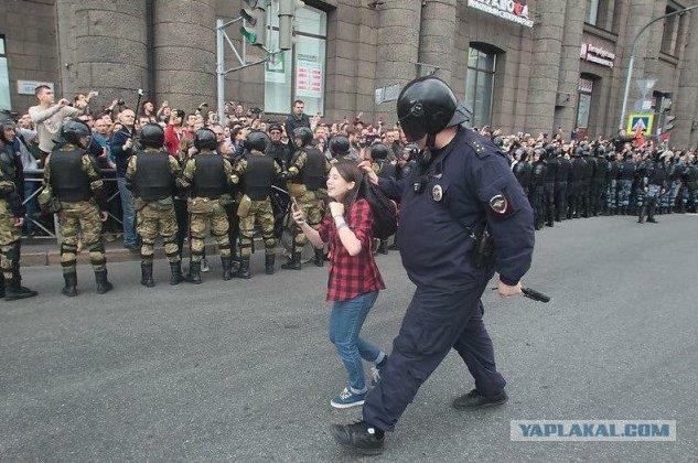 Появилось видео с Курского вокзала в Москве, где мужчина с ножом напал на людей