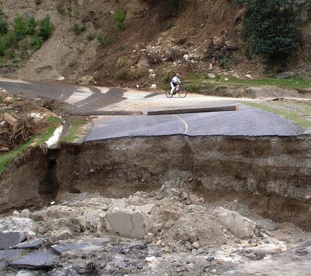 Ужасные дороги - не только в России! (15 фото)