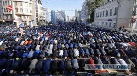 Обычная мусульманская проповедь в мечети в Германии