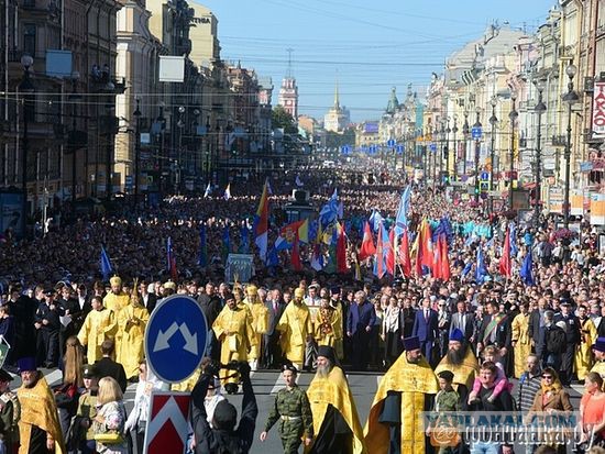 Исаакий взяли в кольцо, противники передачи РПЦ