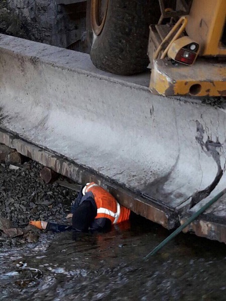 На ЗабЖД на рабочих упал... мост