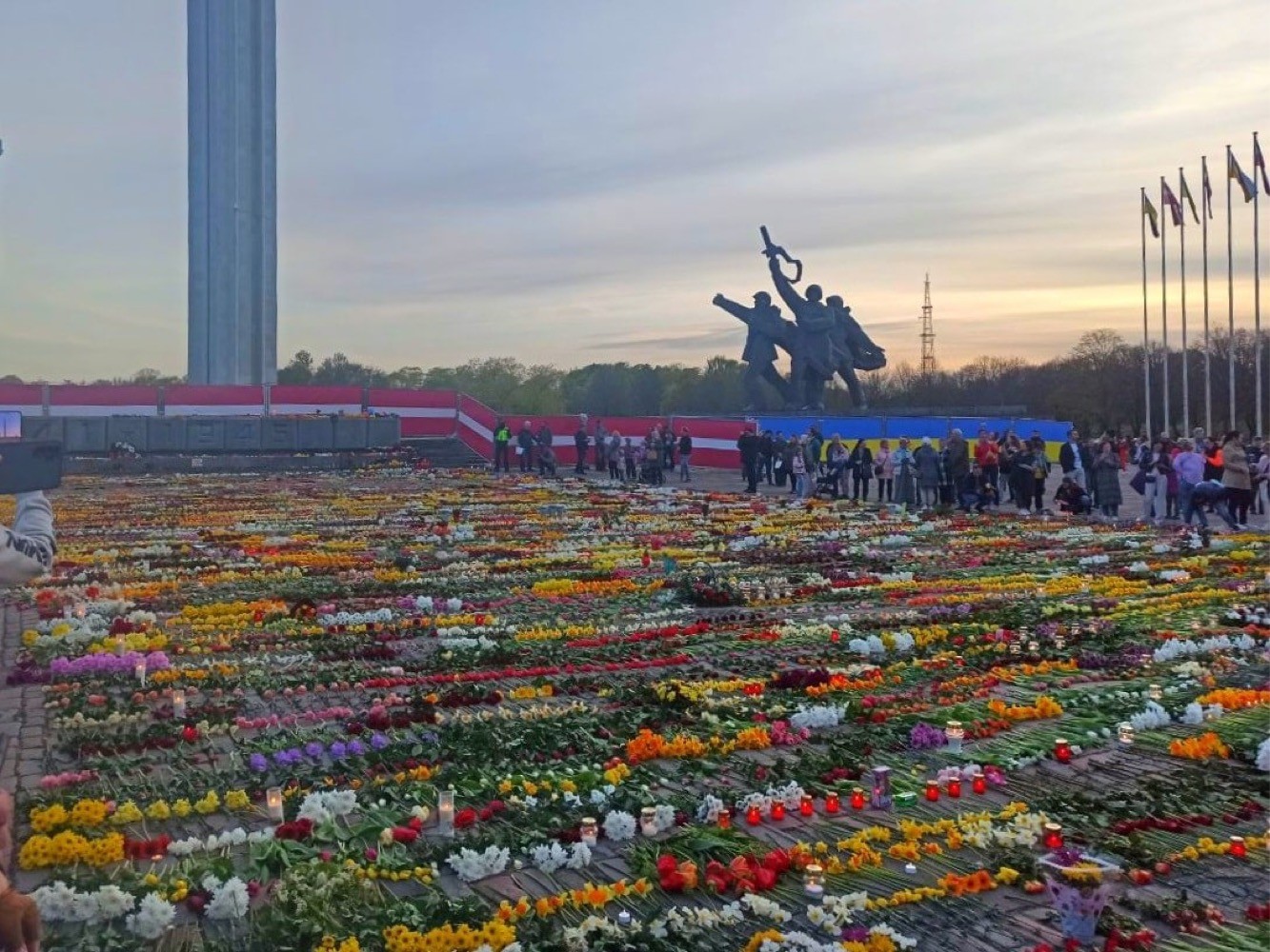 В риге запретили нести цветы