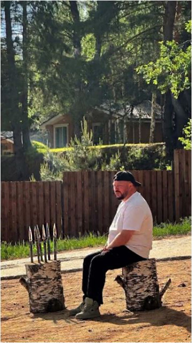 Сел на пенёк - но косарь вроде не должен...