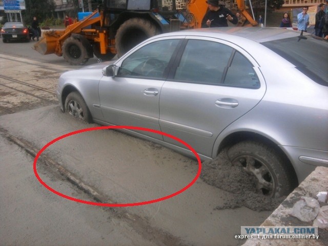 Mercedes застрял в свежем бетоне