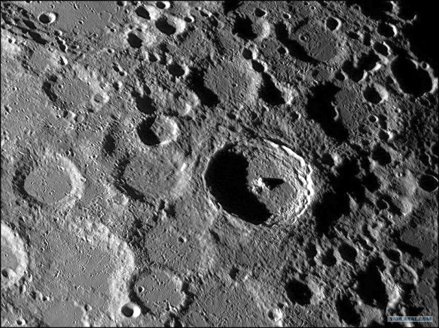 Луна поверхность кратеры. Кратеры на Луне. Кратер Лунная поверхность Луны. Кратер Байи на Луне. Мольтке (лунный кратер).