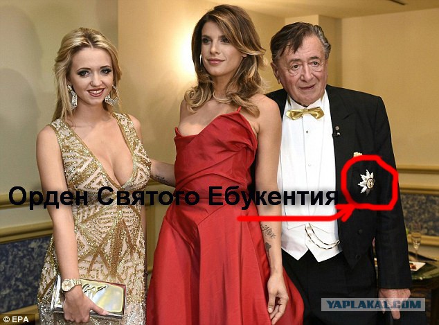Бодрые сиськи в декольте не удержать!