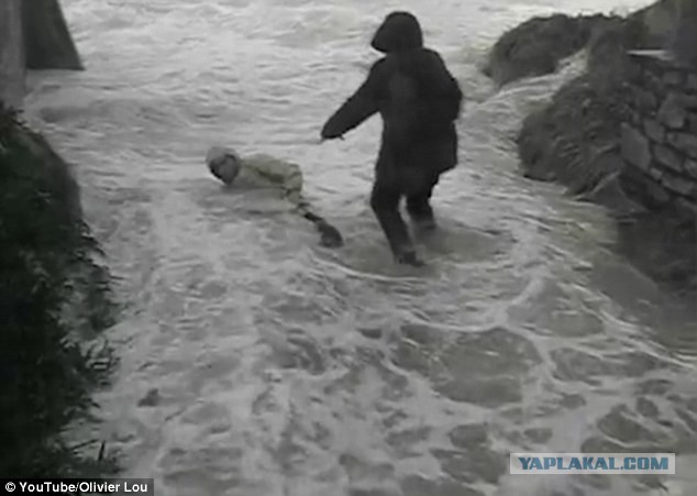 Вот почему не стоит ходить на пляж во время шторма.