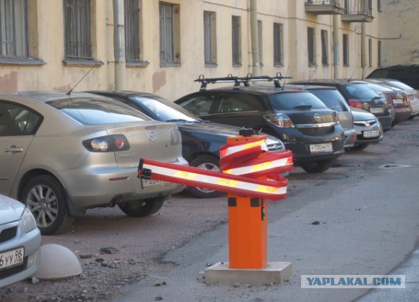 Пьяный велохруст против шлагбаума