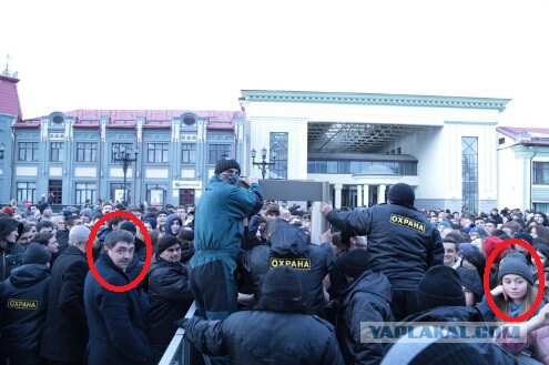 В соцсетях ужаснулись давке из-за бесплатных бургеров от Тимати. «Опозорились на всю страну»